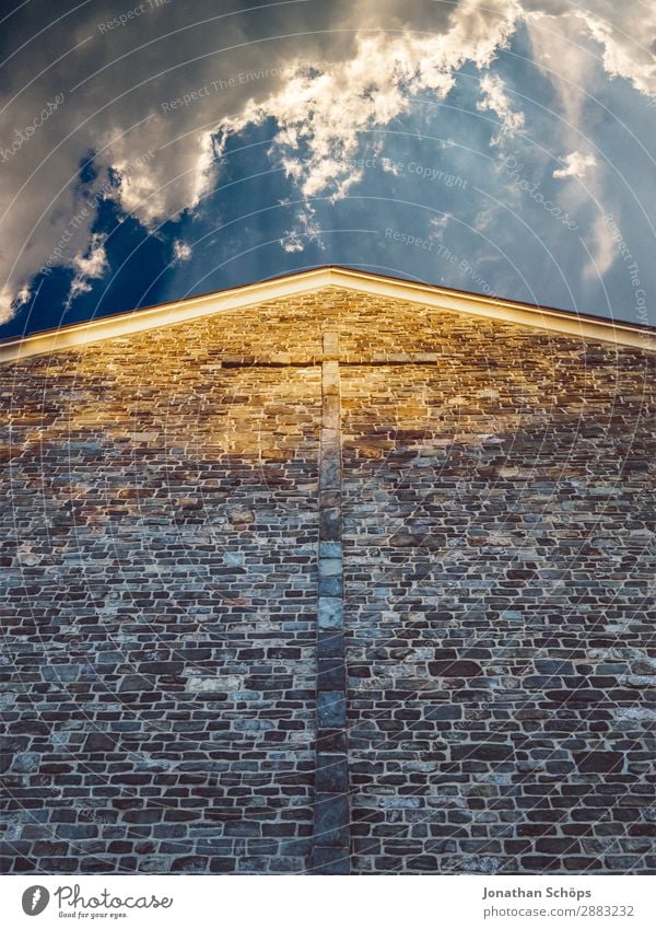 Fassade einer Kirche mit Kreuz und Wolkenhimmel Luft Wetter Schönes Wetter Stadt Architektur ästhetisch Religion & Glaube Gott Jesus Christus Himmel