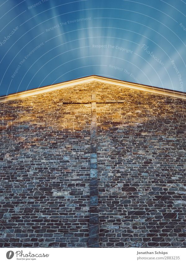 Fassade einer Kirche mit Kreuz vor blauen Himmel Religion & Glaube Mauer Wand Endzeitstimmung Frieden Vertrauen Erde Gott Gotteshäuser Christliches Kreuz Stein