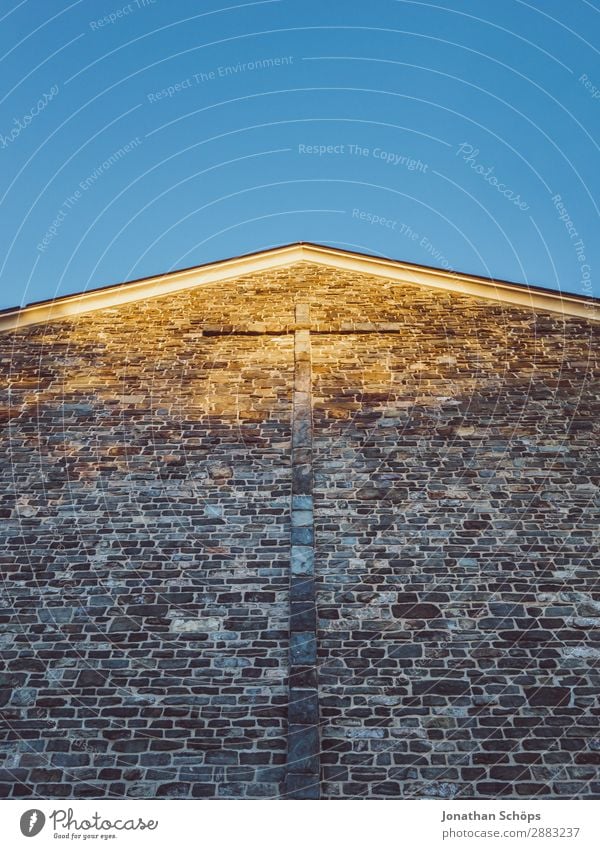 Fassade einer Kirche mit Kreuz vor blauen Himmel Mauer Wand Endzeitstimmung Frieden Religion & Glaube Vertrauen Erde Gott Gotteshäuser Stein Blauer Himmel