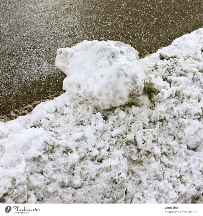 winterlich Umwelt Natur Winter Klima Wetter Eis Frost Schnee Stadt Verkehrswege Straße Wege & Pfade frieren kalt nass Winterurlaub Winterdienst Schneefall