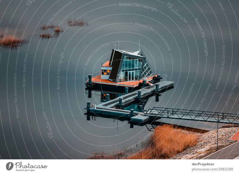 Blick von Abraumförderbrücke F60 in der Lausitz auf eine künstliche Insel Fossile Energie Raubbau Erde Sand Schwarze Pumpe Bergbau Stromkraftwerke Industrie