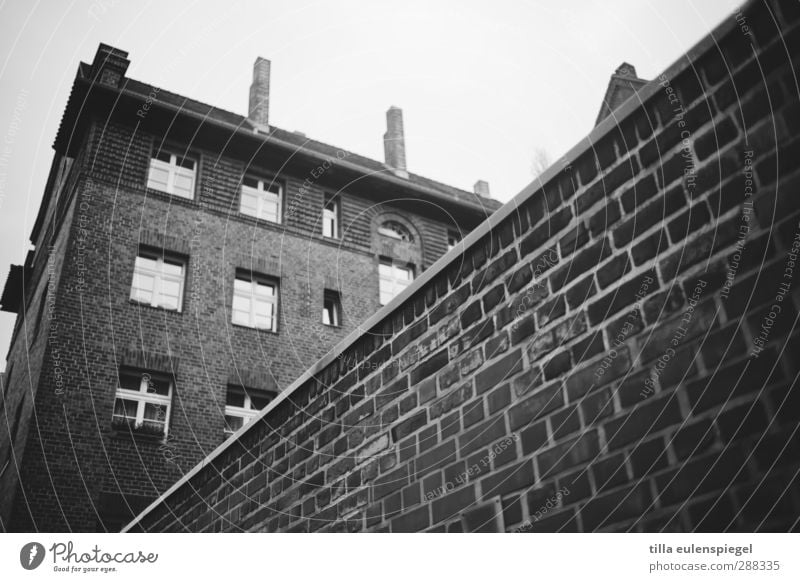 Rosemarie Haus Gebäude Mauer Wand Fassade Fenster Schornstein dunkel kalt Stadt Häusliches Leben Backstein unheimlich Wohnhaus Schwarzweißfoto