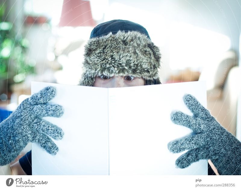 lesen ist cool Mensch maskulin Junge Auge Finger 1 Handschuhe Mütze Buch lernen Bildung Literatur aufregend gefesselt Starrer Blick Heft kalt Printmedien