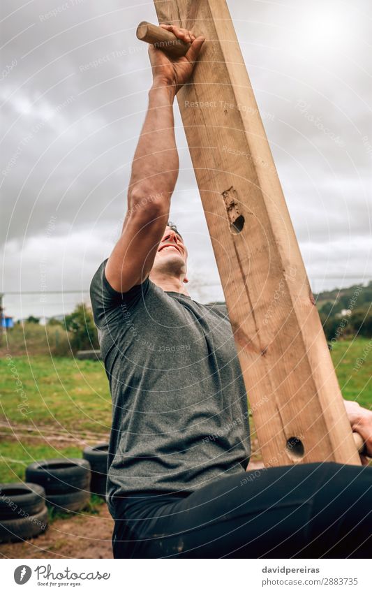 Mann im Hindernisparcours beim Herumturnen Lifestyle Sport Klettern Bergsteigen Mensch Erwachsene Holz authentisch stark Kraft anstrengen Konkurrenz