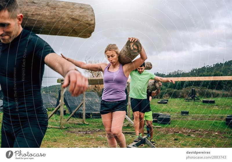 Teilnehmer des Hindernislaufs tragen Baumstämme Zufriedenheit Sport Mensch Frau Erwachsene Mann Menschengruppe authentisch stark Kraft anstrengen Konkurrenz