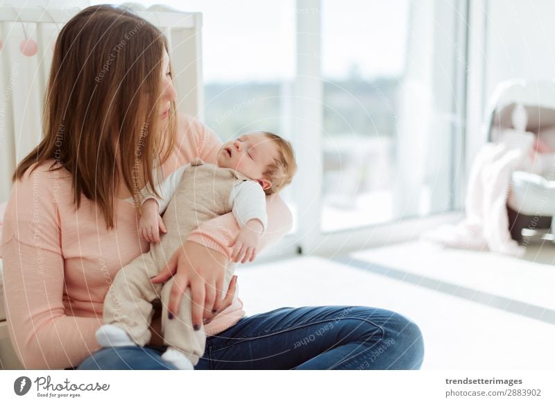 Junge Mutter mit neugeborenem Baby Essen Glück schön Kind Frau Erwachsene Eltern Familie & Verwandtschaft Kindheit Arme füttern Liebe klein weiß Schutz stillen