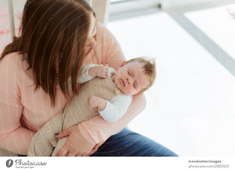 Junge Mutter mit neugeborenem Baby Essen Glück schön Kind Frau Erwachsene Eltern Familie & Verwandtschaft Kindheit Arme füttern Liebe klein weiß Schutz stillen