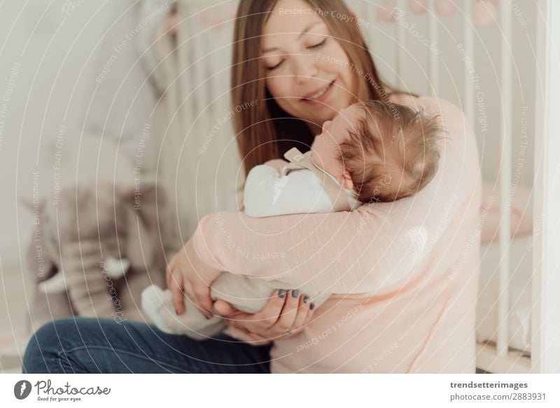 Junge Mutter mit neugeborenem Baby Essen Glück schön Kind Frau Erwachsene Eltern Familie & Verwandtschaft Kindheit Arme füttern Liebe klein weiß Schutz stillen