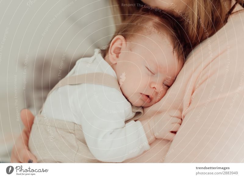 Junge Mutter mit neugeborenem Baby Essen Glück schön Kind Frau Erwachsene Eltern Familie & Verwandtschaft Kindheit Arme füttern Liebe klein weiß Schutz stillen