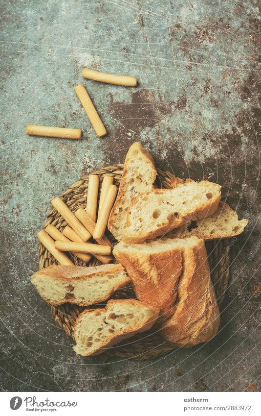 Geschnittener Brotlaib und verschiedene Brotsorten Lebensmittel Brötchen Ernährung Essen Frühstück Mittagessen Diät Lifestyle Gesunde Ernährung Tisch füttern