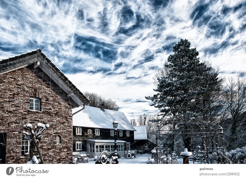 Home Sweet Home Winter Schönes Wetter Schnee Haus schön Schiefer Backstein Laterne Wolkenhimmel Wolkendecke Farbfoto Außenaufnahme Menschenleer