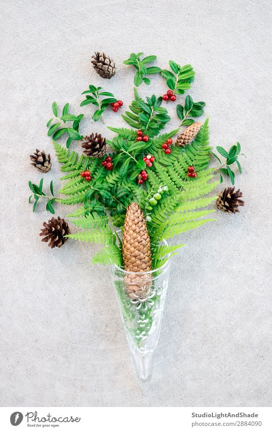 Glaskegel mit Waldpflanzen und Beeren Frucht Design Sommer Natur Pflanze Blatt Blumenstrauß Stein Beton modern natürlich wild grau grün rot Farbe Kreativität