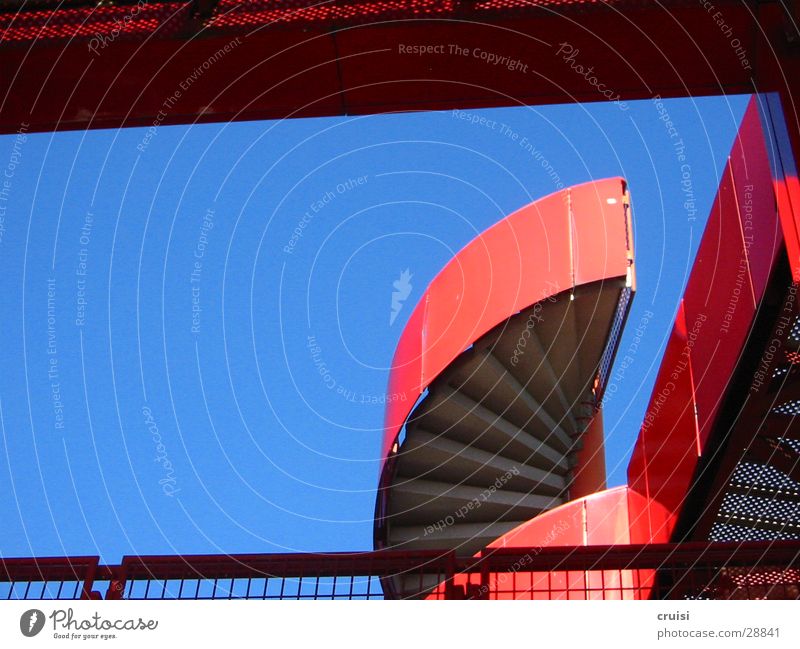 rote Treppe Paris Kunst rund Architektur Parc de la Vilette blau Himmel Metall