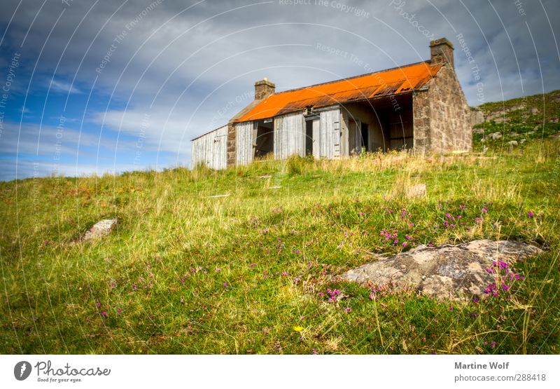 Lost in Red Point Beach Ferien & Urlaub & Reisen Ausflug Haus Natur Landschaft Gras Moos Wiese Hügel Großbritannien Schottland Europa Hütte Ruine Einsamkeit