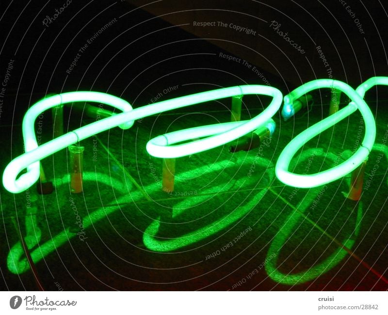 Leuchtschrift Leuchtreklame grün Licht Neonlicht geschwungen rund Nacht schwarz Reflexion & Spiegelung obskur Schriftzeichen Gas Schreibschrift Kurve