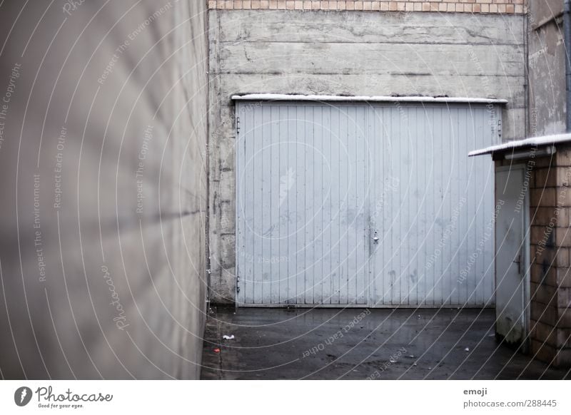 links Stadtrand Industrieanlage Fabrik Gebäude Mauer Wand Fassade Garagentor kalt blau grau Innenhof Farbfoto Außenaufnahme Menschenleer Tag