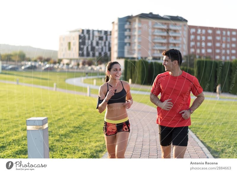 Gesunde Stadtführung Lifestyle Sport Fitness Sport-Training Sportler sprechen Telefon PDA Mensch Frau Erwachsene Mann Freundschaft Paar Park brünett Zopf schön