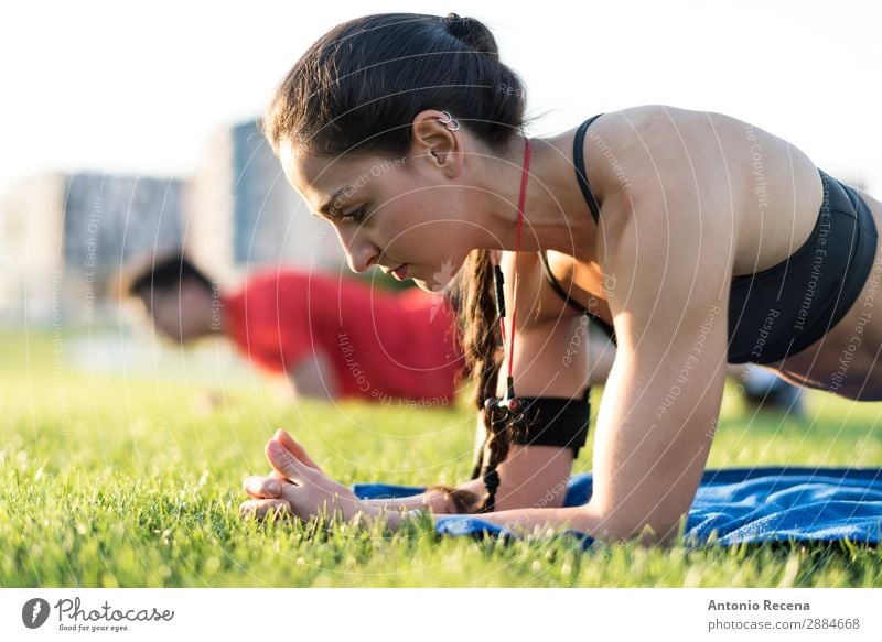 Training im Park Sport Fitness Sport-Training Mensch Frau Erwachsene Mann Freundschaft Paar brünett Zopf muskulös Macht 20s 25-29 Jahre alt 20-24 Jahre alt