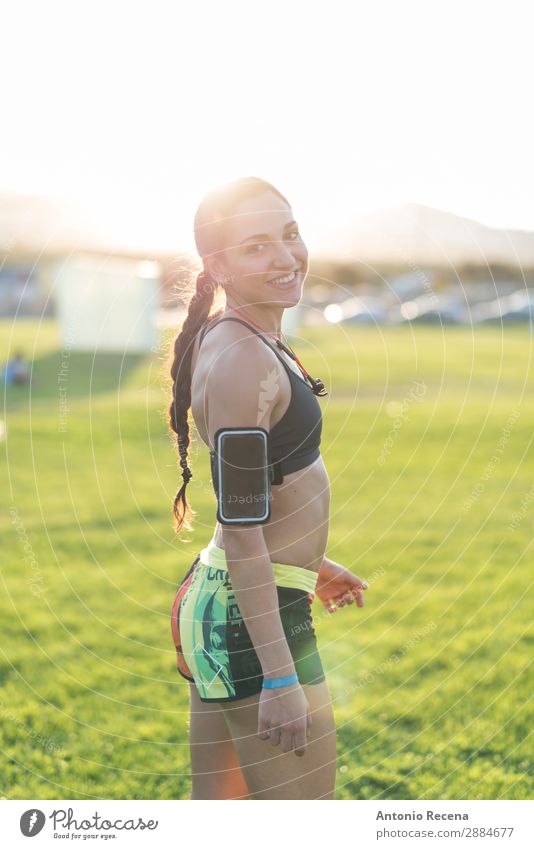 Beauty-Läufer Sport Telefon Mensch Junge Frau Jugendliche Erwachsene 18-30 Jahre brünett Zopf Fitness Lächeln stark Freude gewissenhaft Sonnenuntergang Armband