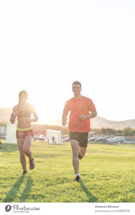 Läuferpaar Lifestyle Glück Sommer Sport Mensch Frau Erwachsene Mann Paar 2 Natur Park brünett Fitness rennen muskulös jung Menschen Gesundheit passen Athlet