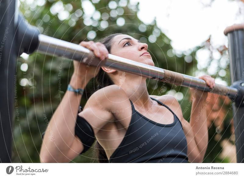 Kinn Sport Fitness Sport-Training Sportler Telefon PDA Mensch Frau Erwachsene 1 18-30 Jahre Jugendliche Park brünett nach oben Kinn hoch Bar Liegestütze heben