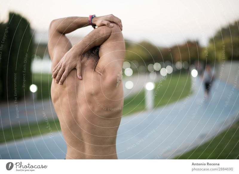 Stretching-Junge Lifestyle Glück Sommer Sport Sportler Mensch Junger Mann Jugendliche Erwachsene Rücken 18-30 Jahre Natur Park brünett Fitness jung üben