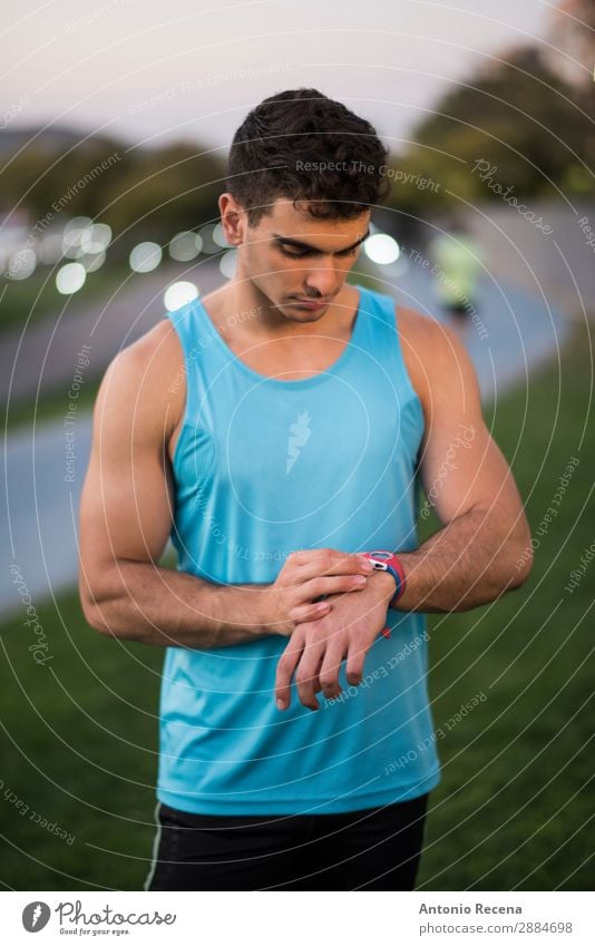 Mann sieht aus wie eine intelligente Uhr Lifestyle Glück Sommer Sport Sportler Mensch Erwachsene Natur Park brünett Fitness jung Menschen Gesundheit passen