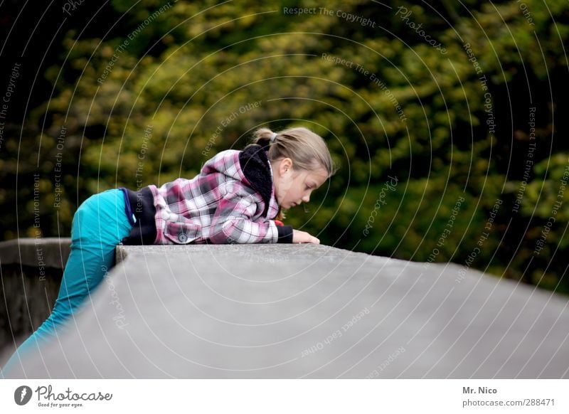 was guckst du?! Ferien & Urlaub & Reisen feminin Kindheit 1 Mensch Umwelt Pflanze Park Burg oder Schloss Ruine Brücke Mauer Wand Hose Jacke blond Zopf