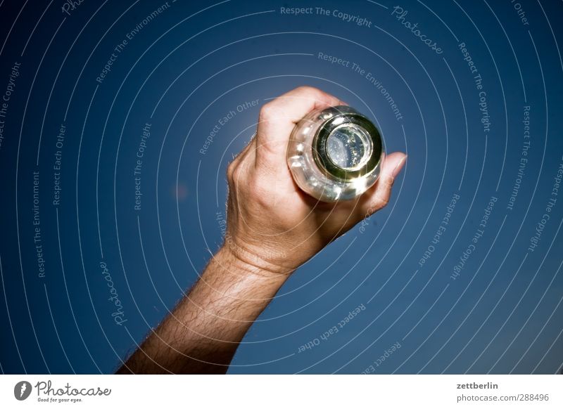 Flasche leer Getränk trinken Erfrischungsgetränk Trinkwasser Glas Mann Erwachsene Arme Hand Finger Umwelt Natur Himmel Wolkenloser Himmel Sommer Klima