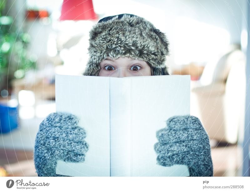 winterlektüre lesen Mensch Junge Junger Mann Jugendliche Auge Hand Finger 1 Handschuhe Mütze Pelzmütze beobachten lernen Blick hell Buch Printmedien