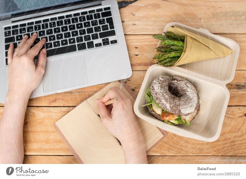 Gesunder Burger und abfallfreie Verpackung Fleisch Gemüse Brot Essen Frühstück Mittagessen Abendessen Diät Tisch Büro Hand Papier Holz frisch lecker braun grün