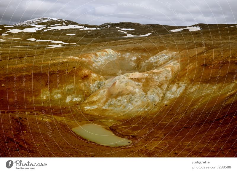 Island Umwelt Natur Landschaft Urelemente Erde Himmel Wolken Schnee Hügel Berge u. Gebirge Schneebedeckte Gipfel Vulkan fantastisch natürlich wild braun