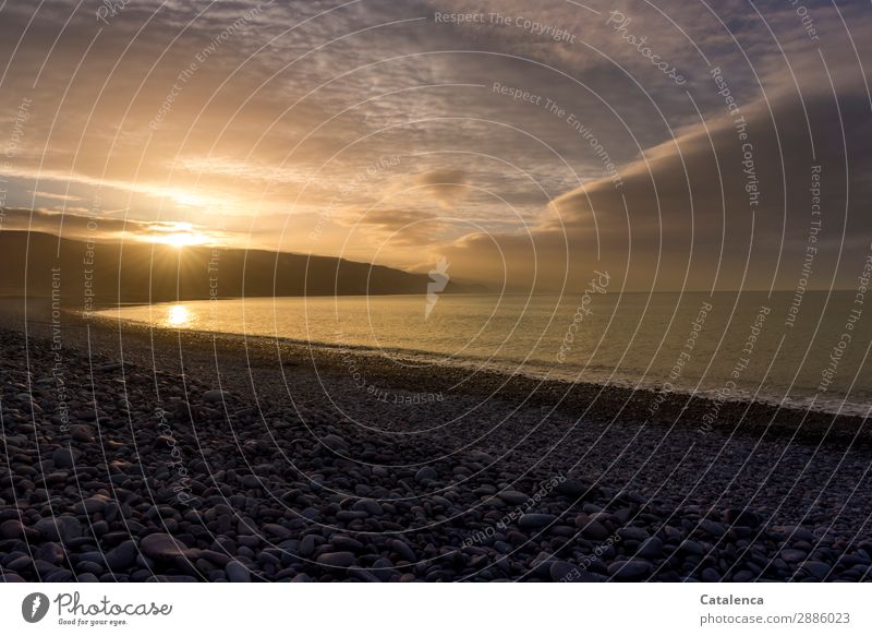 Sonnenaufgang an einer steinigen Bucht Ferne Freiheit Natur Landschaft Urelemente Erde Luft Himmel Wolken Horizont Sonnenlicht Schönes Wetter Wellen Küste