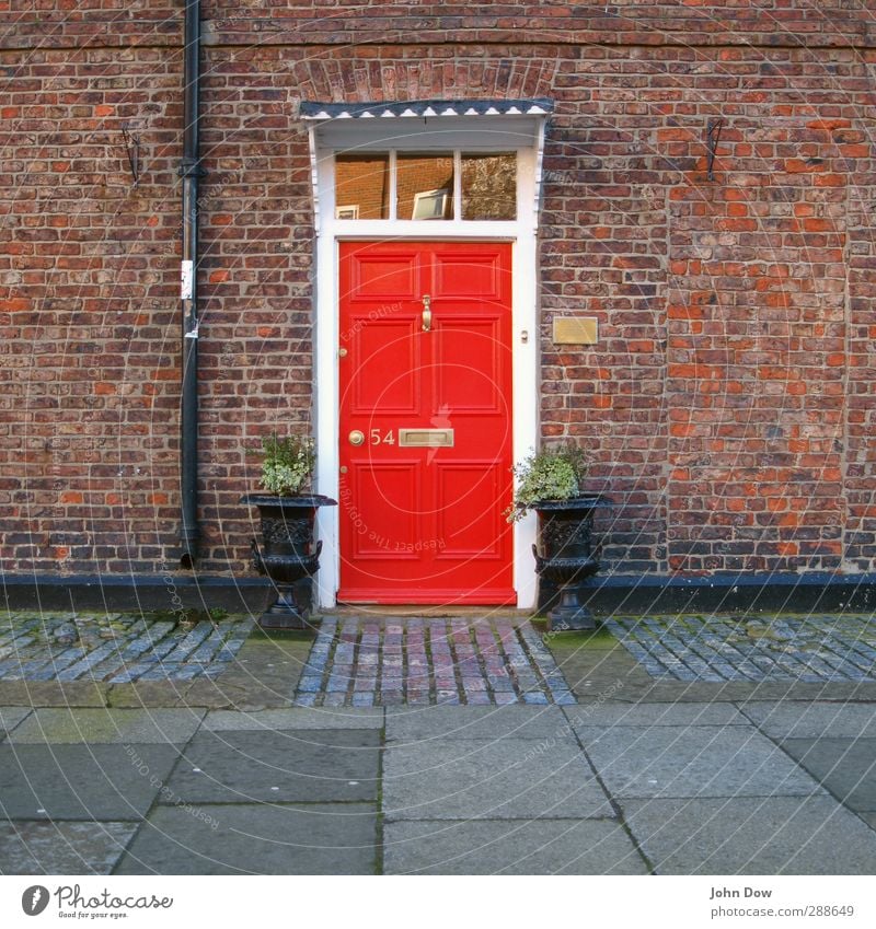 Almost Downing Street! Haus Mauer Wand Fassade Tür Namensschild Briefkasten Dachrinne rot Häusliches Leben England Ziegelbauweise Abflussrohr Türklopfer