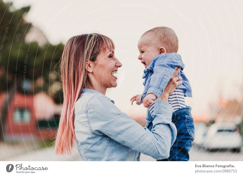 junge schöne Mutter, die den kleinen Jungen hält. Lifestyle Freude Glück Spielen Sommer Kindererziehung feminin Baby Frau Erwachsene Eltern