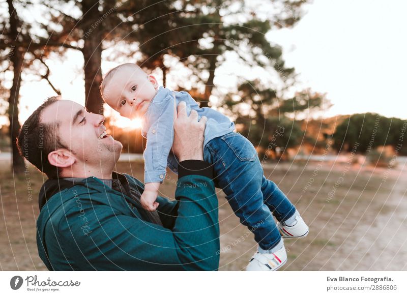 junger Vater und Sohn spielen bei Sonnenuntergang im Freien. Familienkonzept Lifestyle Freude schön Leben Freiheit Erfolg Kind Mensch maskulin Baby Junge