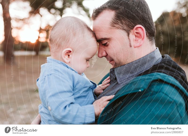 junger Vater und Sohn spielen bei Sonnenuntergang im Freien. Familienkonzept Lifestyle Freude schön Leben Freiheit Erfolg Kind Mensch maskulin Baby Junge