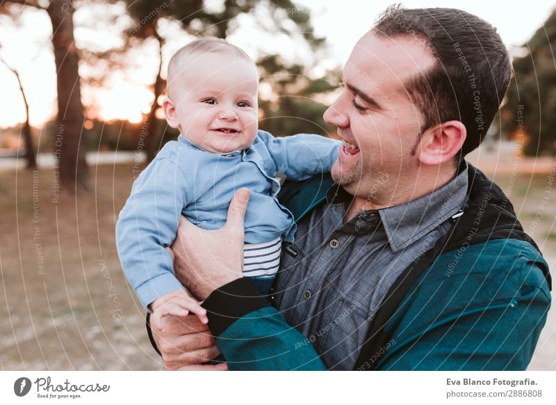 glückliche Familie im Freien bei Sonnenuntergang. Familienkonzept Lifestyle Freude schön Leben Freiheit Erfolg Kind Baby Junge Mann Erwachsene Eltern Vater