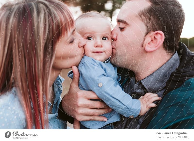 glückliche Familie im Freien bei Sonnenuntergang. Familienkonzept Lifestyle Freude Glück schön Leben Erholung Spielen Kind feminin Baby Junge Junge Frau