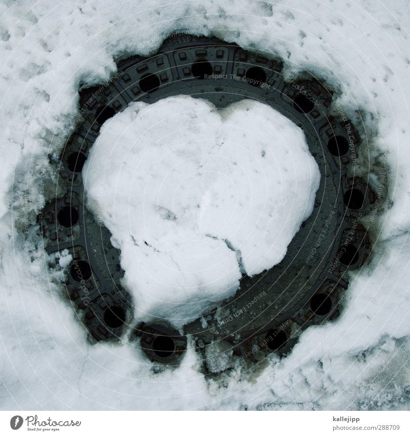 urban-winterlove Stadt Zeichen Herz hell Wärme Gully schmelzen Schnee Winter Jahreszeiten Abwasserkanal Liebe Valentinstag Verliebtheit Farbfoto Außenaufnahme