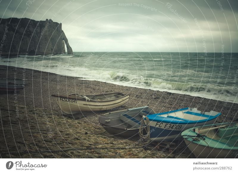 Étretat, Strand Tourismus Meer Natur Wasser Horizont Herbst schlechtes Wetter Felsen Wellen Küste Atlantik Normandie Frankreich Europa Kleinstadt Hafenstadt