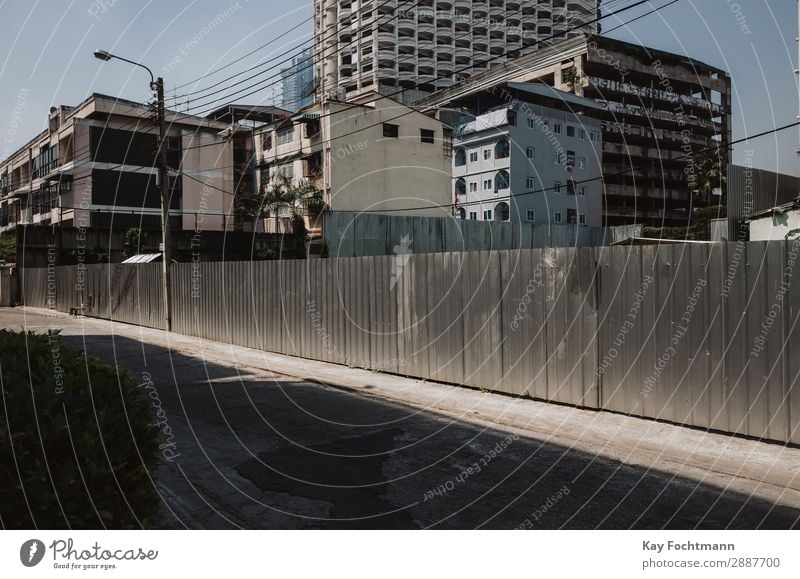 Wohngebiet und leere Straße in Bangkok, Thailand Stadt urban Architektur Großstadt Asien Stadtbild Gebäude Tourismus Haus wohnbedingt Ansicht Wahrzeichen reisen