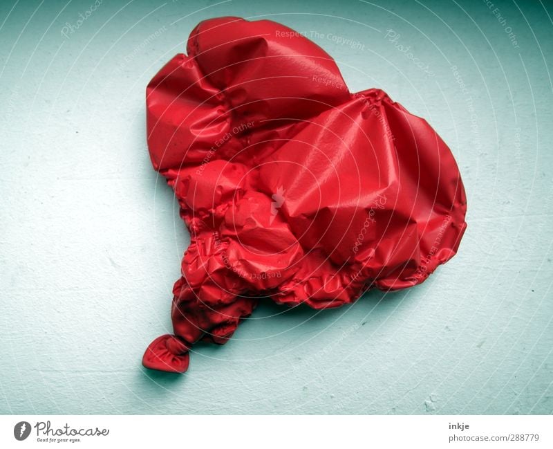 die Luft ist raus... Luftballon Kunststoff Zeichen Herz liegen Traurigkeit kaputt rot Gefühle Laster Liebe Verliebtheit Romantik Liebeskummer unbeständig Stress