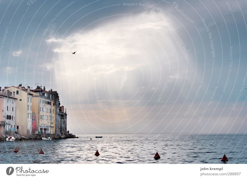 Es werde Licht Himmel Wolken Gewitterwolken Sonnenlicht Wetter Wellen Küste Meer Rovinj Kroatien Dorf Kleinstadt Altstadt Bauwerk Gebäude Fassade Unendlichkeit