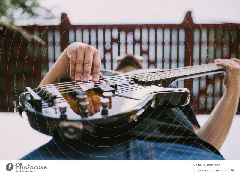 Outdoor-Fotosession mit einem Bassisten und seinen Instrumenten Spielen Entertainment Musik Mensch Mann Erwachsene Konzert Band Musiker Gitarre Natur Felsen