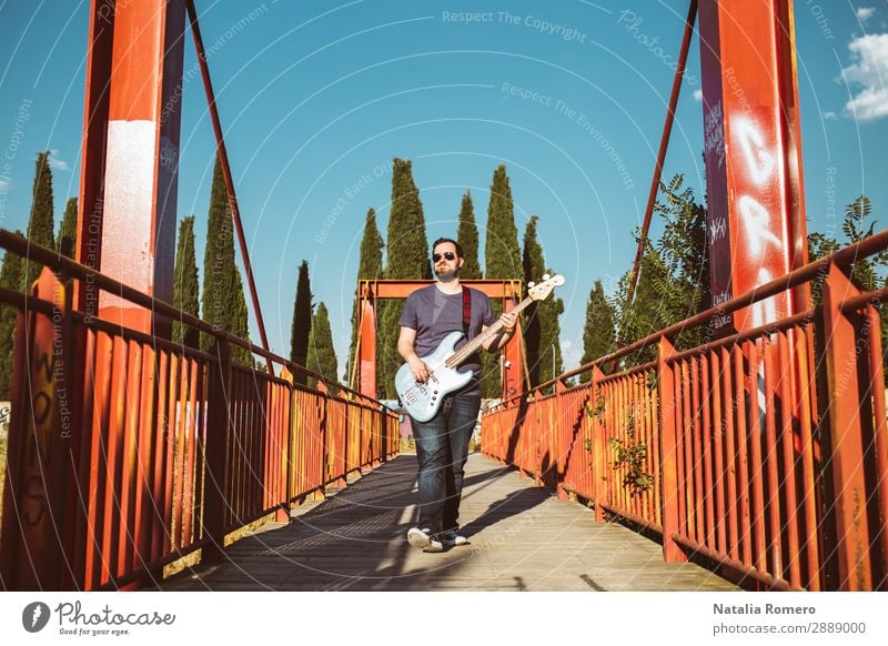 Outdoor-Fotosession mit einem Bassisten und seinen Instrumenten Spielen Entertainment Musik Mensch Mann Erwachsene Konzert Band Musiker Gitarre Natur Felsen