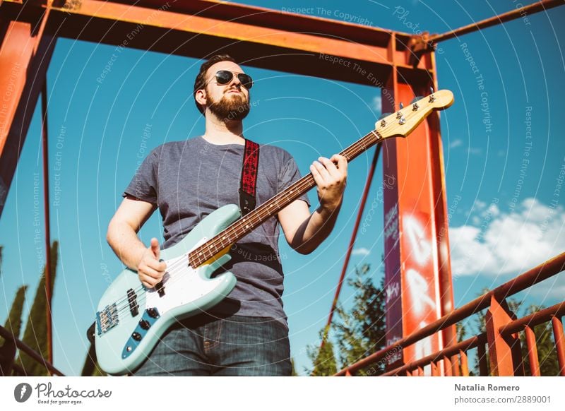 Outdoor-Fotosession mit einem Bassisten und seinen Instrumenten Spielen Entertainment Musik Mensch Mann Erwachsene Konzert Band Musiker Gitarre Natur Felsen