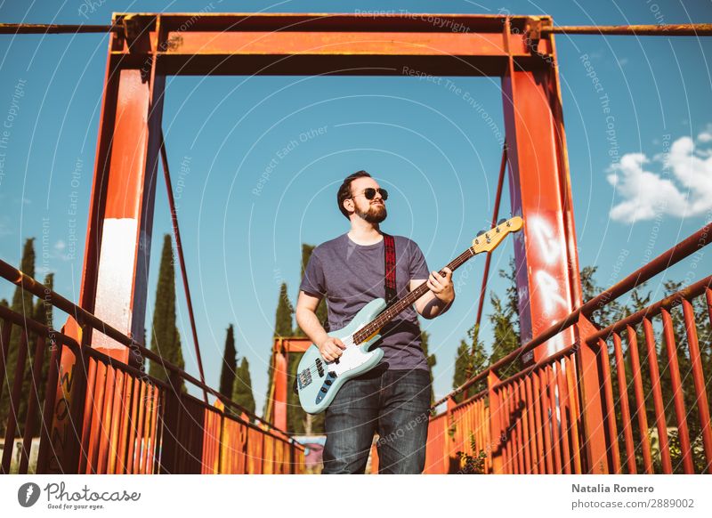 Outdoor-Fotosession mit einem Bassisten und seinen Instrumenten Spielen Entertainment Musik Mensch Mann Erwachsene Konzert Band Musiker Gitarre Natur Felsen