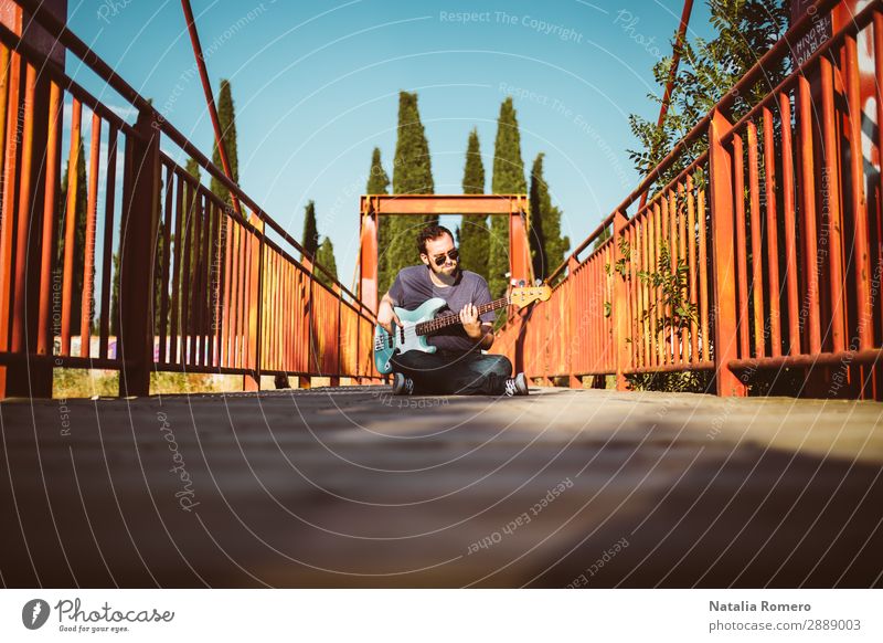 Outdoor-Fotosession mit einem Bassisten und seinen Instrumenten Spielen Entertainment Musik Mensch Mann Erwachsene Konzert Band Musiker Gitarre Natur Felsen