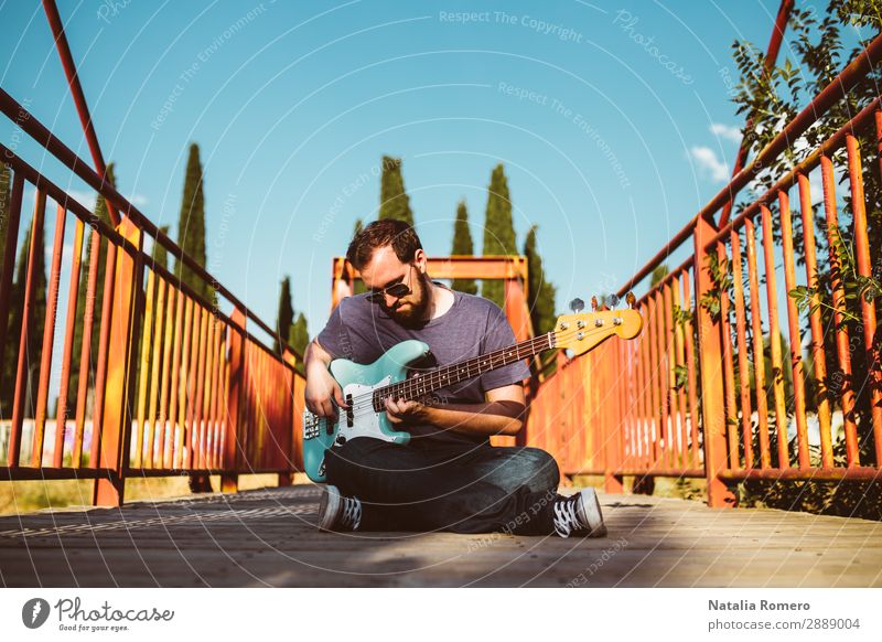 Outdoor-Fotosession mit einem Bassisten und seinen Instrumenten Spielen Entertainment Musik Mensch Mann Erwachsene Konzert Band Musiker Gitarre Natur Felsen